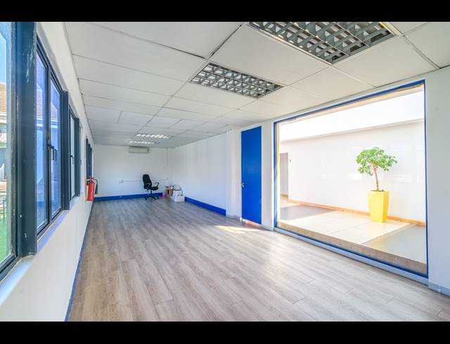 1,610M² OFFICE FOR SALE IN WOODMEAD